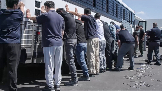 미국 이민세관단속국(ICE)과 국토안보수사국(HSI) 등 소속 요원들이 현대자동차와 LG에너지솔루션이 조지아주 서베나에 공동으로 건설중인 배터리 공장에서 현장 직원들의 몸과 다리를 수갑과 쇠사슬로 묶고 있는 모습. ICE 동영상 캡터