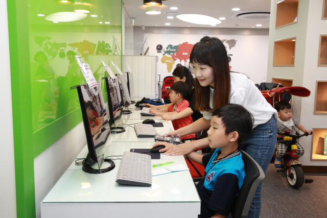 대구 서구의 영어도서관에서 학생과 지도사가 함께 교육 프로그램에 참여한 모습. 대구서구청 제공.