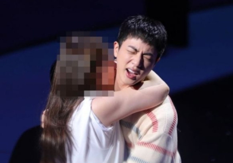 BTS 진에 '기습 뽀뽀'한 50대 일본인 女, 강제추행 혐의로 재판행