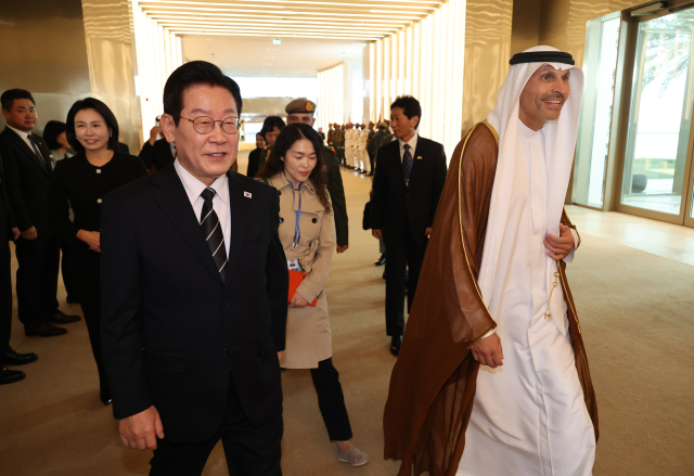 아랍에미리트(UAE)를 국빈 방문하는 이재명 대통령과 김혜경 여사가 17일(현지시간) 아부다비 왕실공항에 도착하고 있다. 연합뉴스