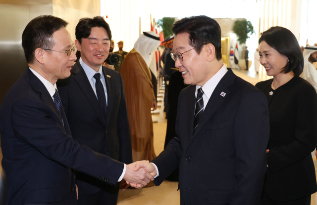 아랍에미리트(UAE)를 국빈 방문한 이재명 대통령이 17일(현지시간) 아부다비 왕실공항에 도착해 박종경 주UAE 대사대리와 악수하고 있다. 연합뉴스