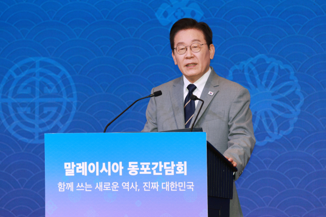 이재명 대통령이 26일 말레이시아 쿠알라룸푸르 한 호텔에서 열린 동포 만찬 간담회에서 인사말을 하고 있다. 연합뉴스