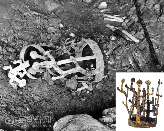 1923년 달성공원 옆 내당동 달성고분군 제37호분에서 출토 당시 노출된 금동관. 작은 사진은 수습된 금동관.