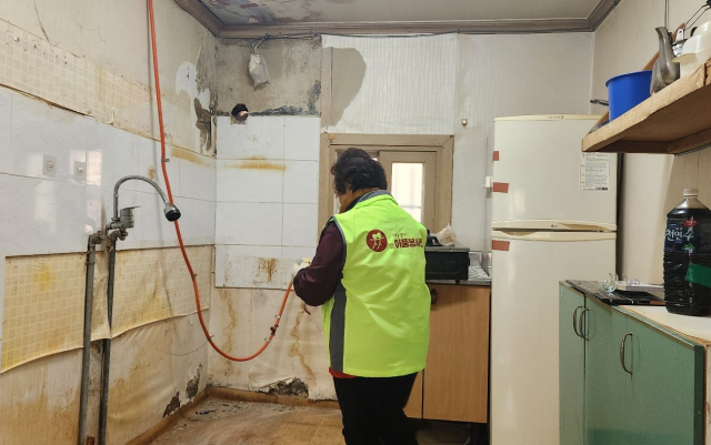 이품봉사단의 독거노인 주거환경개선 봉사활동 모습. 안동시 제공