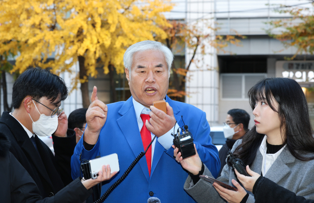 서울서부지법 폭력 난동 사태의 배후로 지목된 전광훈 사랑제일교회 목사가 18일 피의자 신분으로 서울경찰청에 출석하면서 취재진 앞에서 발언하고 있다. 연합뉴스