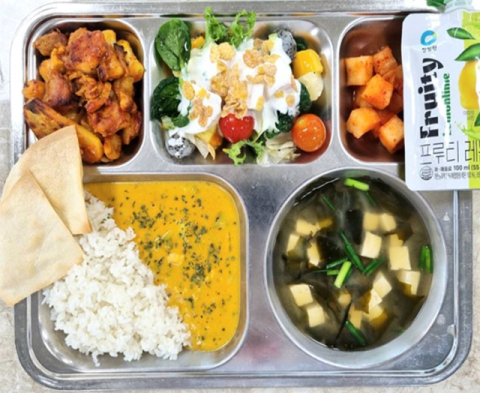 인도식커리, 미소된장국, 탄두리치킨. 양상추열대과일샐러드, 깍두기, 레몬라임음료 등으로 구성된 대구 경서중 다문화 식단. 대구시교육청 제공