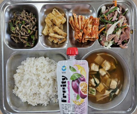 현미기장밥, 동태매운탕, 도라지강정, 오리훈제야채무침, 고사리쇠고기볶음, 배추김치, 패션후르츠주스 등으로 구성된 대구 대진고 식단. 대구시교육청 제공