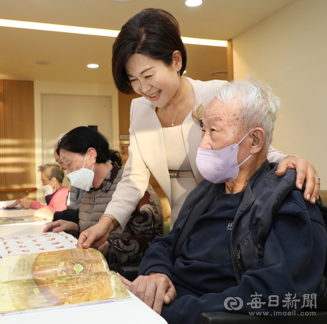 정해명 내부모요양재활타운센터 원장이 휴게실에서 어르신들에게 동화책을 읽어주고 있다. 정운철 기자 woon@imaeil.com