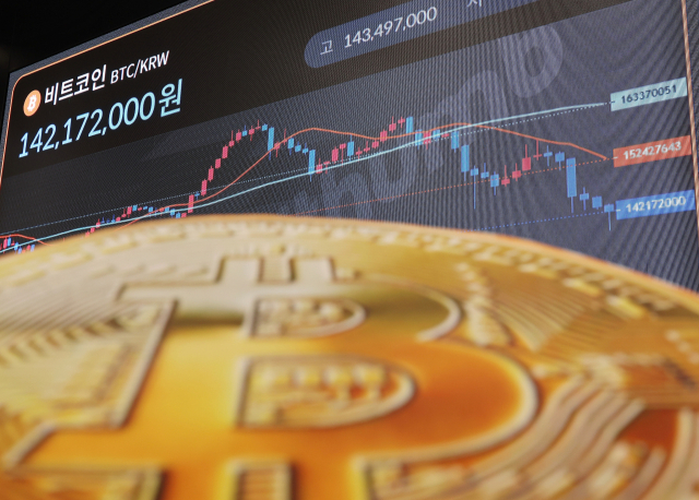 17일 서울 강남구 빗썸 라운지 전광판에 비트코인 시세가 표시돼 있다. 이날 오후 12시 50분 현재 비트코인은 미국 가상화폐 거래소 코인베이스에서 개당 9만5천277달러, 국내 거래소 빗썸에서는 1억4천2백만 원 선에서 거래되고 있다. 연합뉴스