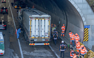 중부내륙고속道고령2터널 화물차 3대 추돌 2명 사상