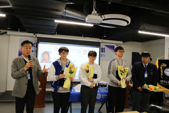 왼쪽부터 대구국제고 정강욱교장, 장원 국제고성민관, 차상 성광고최민석, 차하 경북고최종원, 차하 성광고고현서 학생. 대구수필문학회