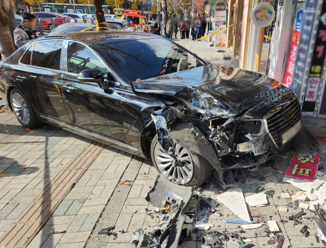 18일 인천 부평경찰서에 따르면 이날 낮 12시 23분께 부평구 십정동 한 공영주차장에서 70대 남성 A씨가 운전하던 차량이 인도로 돌진해 30대 여성과 2살 딸이 크게 다쳤다. 연합뉴스