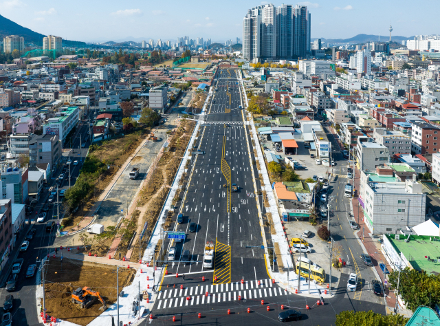 18일 대구 남구 3차 순환도로 동편 구간 모습. 미군 부대 캠퍼워커 내 비상활주로로 사용됐던 이 구간은 폭 40m, 왕복 8차로, 700m 길이의 도로로 전환돼 20일 전면 개통을 앞두고 있다. 이번 개통으로 중앙대로와 신천대로를 비롯한 간선도로와 접근성이 높아지고, 봉덕로,이천로 일대 교통 흐름이 개선될 전망이다. 우태욱 기자 woo@imaeil.com