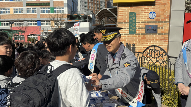 오부명 경북경찰청장이 18일 경북 예천군 호명읍 호명초등학교 앞에서 어린이 등·하굣길 안전 확보를 위한 리플릿 등을 나눠주고 있다. 경북경찰청 제공.