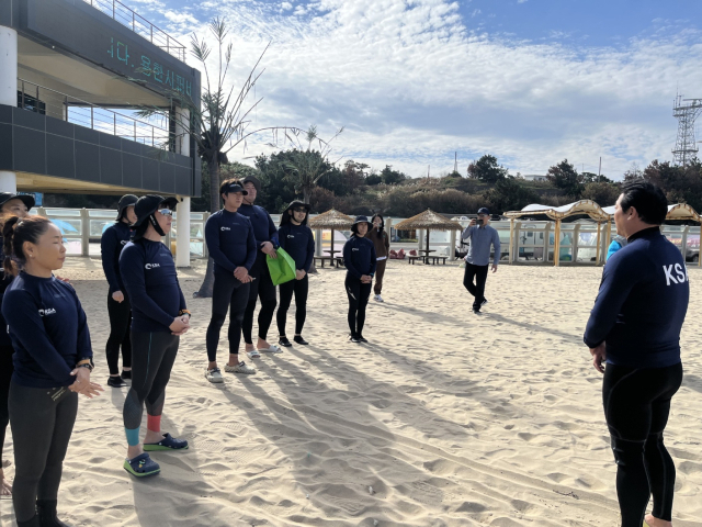 지난 15일 포항시 북구 흥해읍 용한리 일대에서 대한서핑협회 서핑지도자 자격 연수가 진행됐다. 경북도서핑협회 제공.