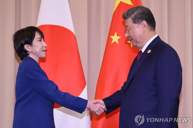 지난달 31일 경주 APEC 기간 중 만난 다카이치 일본 총리(왼쪽)와 시진핑 중국 국가주석(오른쪽). 연합뉴스