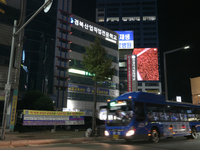 지난 17일 저녁 방문한 대구 동구 동대구역 네거리 한복판에는 221㎡ 면적의 대형 전광판이 번쩍였다. 인근 주민들은 해당 전광판으로 인한 빛공해로 밤잠을 설치고 있었다. 김지효 기자