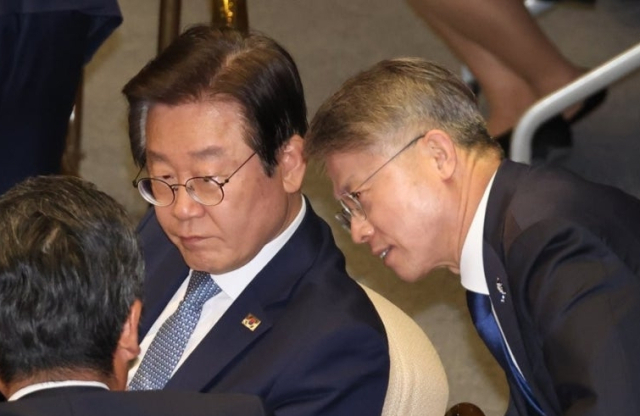 이재명, 민형배. 연합뉴스