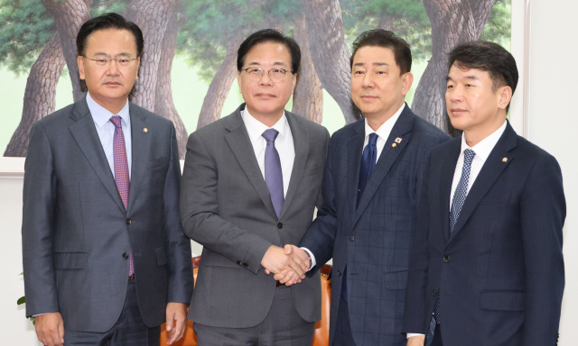 더불어민주당 김병기 원내대표와 국민의힘 송언석 원내대표가 18일 서울 여의도 국회에서 회동하고 있다. 왼쪽부터 국민의힘 유상범 원내운영수석부대표·송언석 원내대표, 더불어민주당 김병기 원내대표·문진석 원내운영수석부대표. 연합뉴스