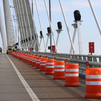 철거됐던 인천대교 드럼통, 3달 만에 재설치한 이유는?