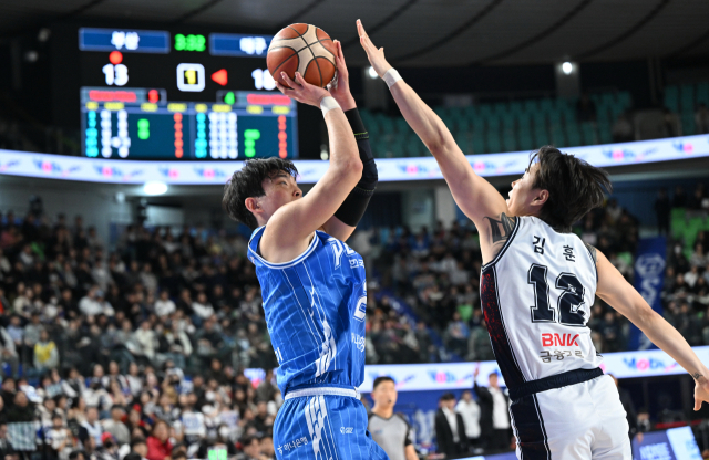 대구 한국가스공사 페가수스의 신승민이 18일 대구에서 열린 부산 KCC 이지스와의 경기 도중 슛을 시도하고 있다. KBL 제공