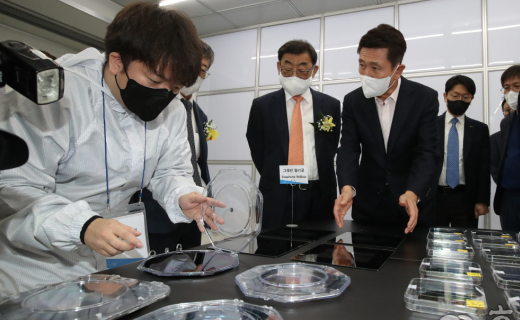 세계 최초 그래핀 필름 양산… 포항 생산 공장 문 열었다