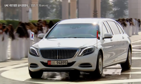 흰옷 여성들 긴머리 풀어헤쳐 '휙휙'…李대통령 향해 UAE식 환대