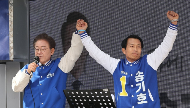 이재명 대통령이 22대 총선 때였던 지난해(2024년) 3월 30일 서울 송파구 석촌호수에서 서울 송파을 선거구에 출마했던 송기호 더불어민주당 후보 지원 유세를 하던 모습. 송기호 후보는 배현진 국민의힘 후보에 밀려 2위로 낙선했다. 연합뉴스