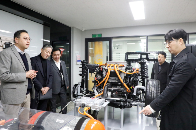영남이공대 스마트e자동차과 류경진 교수가 한국자동차공정정보협회 관계자들에게 진단장비, 전기차,하이브리드 실습 환경에 대해 설명하고 있다. 영남이공대 제공