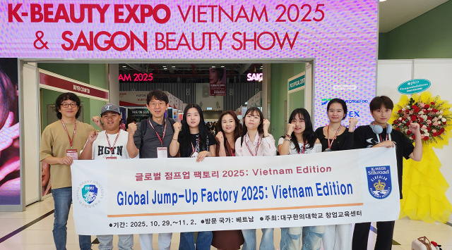 호치민에서 열린 K-BEAUTY EXPO VIETNAM 2025에 참여한 대구한의대 학생들과 박수진 산학부총장(왼쪽 세번째). 대구한의대 제공