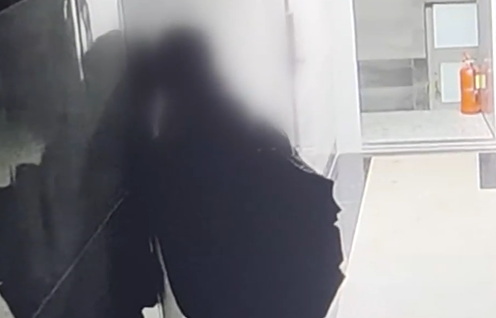 서울 동대문구의 한 오피스텔에서 20대 중국인 남성이 헤어진 연인의 집에 무단 침입한 혐의로 경찰에 붙잡혔다. MBN