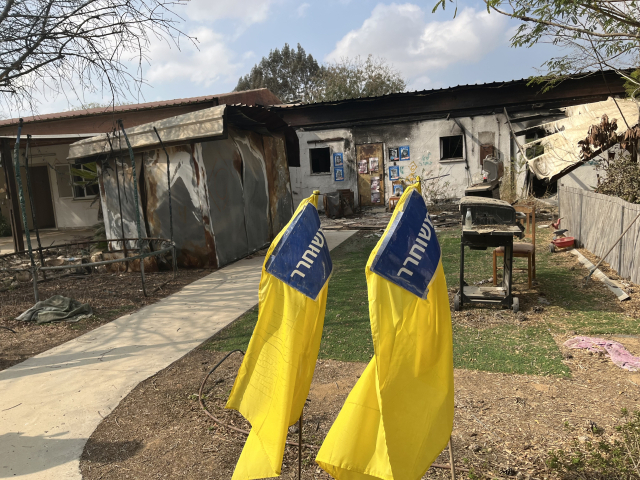 하마스 피해자 집 앞에 노란색 깃발이 꽂혀 있다. 노란색 깃발은 그 집에서 인질로 납치됐다는 표시다.