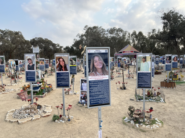 하마스가 노바 축제장을 급습해 260명이 희생됐다. 당시 무대 현장에 희생자들의 넋을 기리는 명패 조형물들.