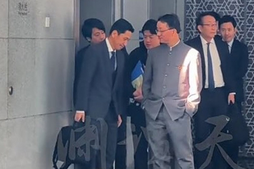 주머니에 손 中, 고개 숙인 日…갈등 속 퍼진 '日 굴욕 영상'