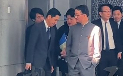 고개 숙인 日, 주머니에 손 넣은 中…굴욕 외교 영상 확산