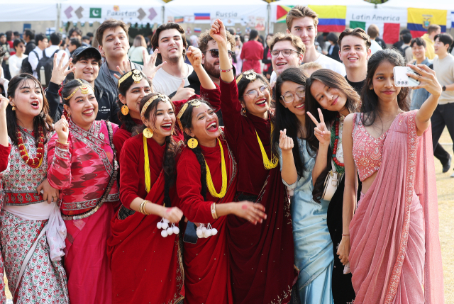 외국인 유학생, 학력 높을수록 국내 취업 비율·급여 높았다
