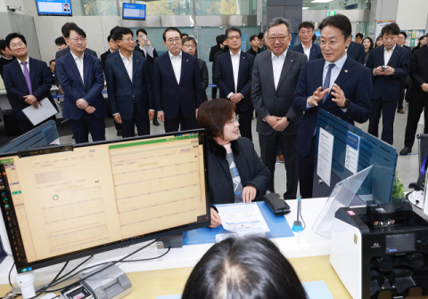 '디지털 소외' 노년층, 은행 뺑뺑이 끝난다…오픈뱅킹·마이데이터, 영업점 도입