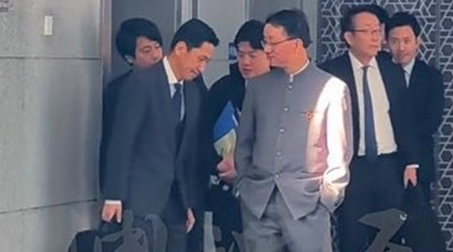 고개 숙인 日, 주머니에 손 넣은 中…굴욕 외교 영상 확산