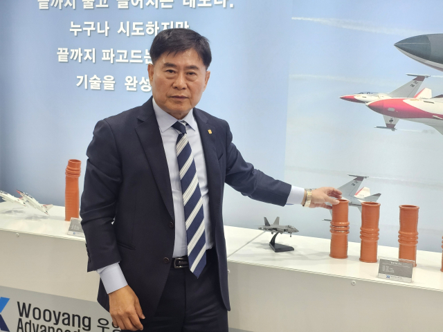 윤주영 우양신소재 대표가 자사의 고기능 소재에 대해 설명하고 있다. 섬유 소재 개발을 통해 반도체, 방산 산업 등에 제품을 공급하고 있다. 정우태 기자