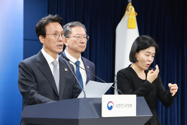 김민석 국무총리(왼쪽)가 18일 정부서울청사에서 