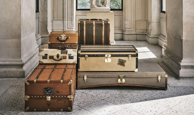 1902년 모이나의 상징적인 트렁크는 자동차의 둥근 지붕이나 트렁크에 꼭 맞게 제작되어 독특한 곡선 모양 때문에 1마일 떨어진 곳에서도 눈에 띄었다.