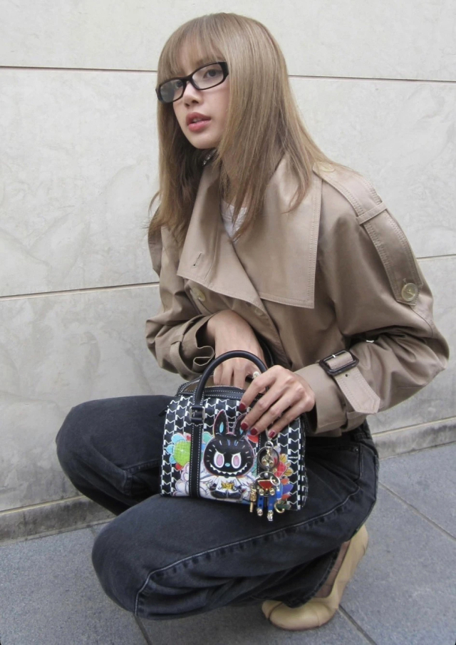 케이싱 룽의 협업 라인을 착용한 블랙핑크의 리사