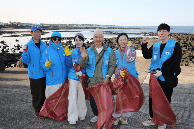 채환(왼쪽 네 번째) 씨가 인터뷰를 마친 뒤 