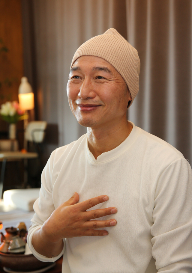 채환 씨가 제주 귓전명상센터에서 자신의 인생 이야기를 들려주고 있다. 김도훈 기자