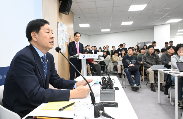 구윤철 부총리 겸 기획재정부 장관은 19일 정부세종청사 중앙동 기재부 기자실에서 열린 출입기자간담회에서 기자 질문에 답변하고 있다. 2025.11.19. 기재부 제공