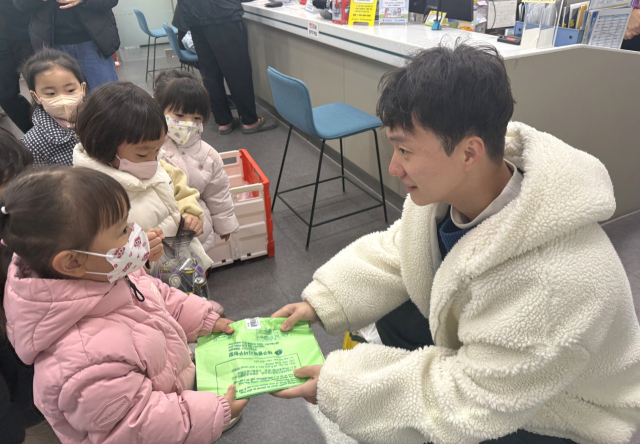 행정복지센터 담당 공무원은 직접 아이들을 맞이하며 감사 인사를 전했고 작은 손으로 열심히 모아온 자원들을 칭찬하며 종량제 봉투를 선물했다.