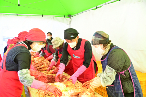 청송군여성자원봉사회, 취약계층 180가구에 '사랑의 김장' 전달