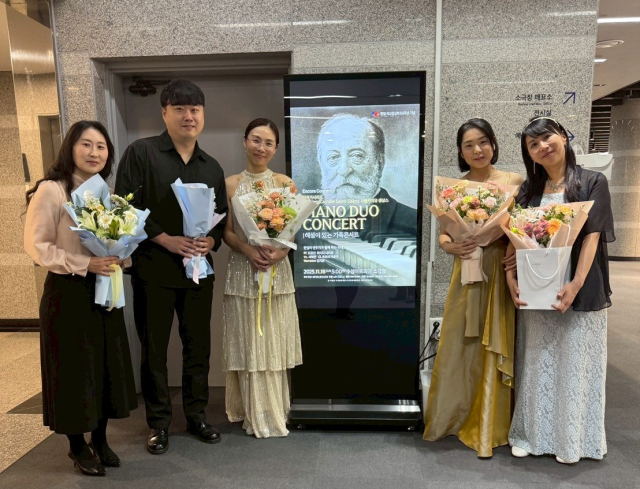 지난 16일 열린 한일수교 60주년 기념 공연에 참여한 연주자들이 한자리에 모여 기념촬영을 하고 있다.