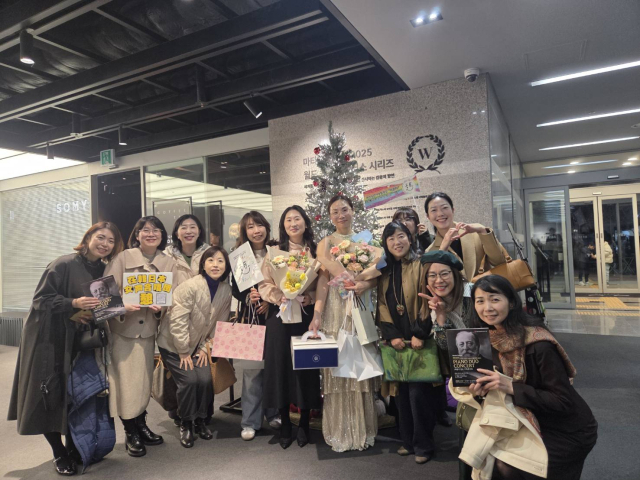 지난 16일 열린 한일수교 60주년 기념 공연에 참여한 연주자들과 참석자들이 한자리에 모여 기념촬영을 하고 있다.