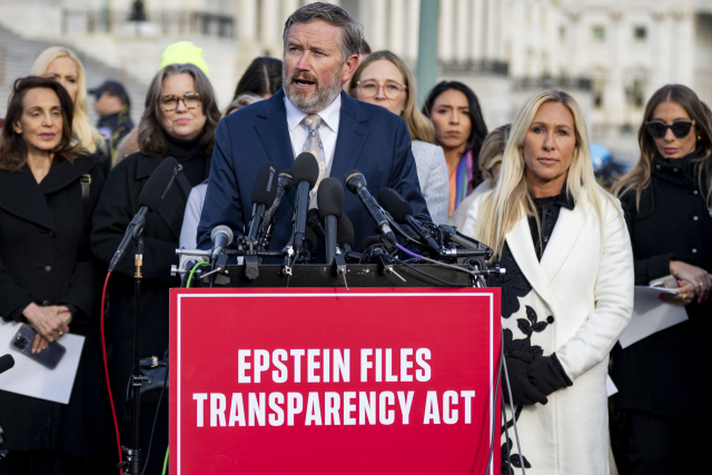 18일(현지시간) 미 의회의사당 앞에서 공화당 소속 토마스 매시 하원의원이 제프리 엡스타인 사건 관련 생존자들과 함께 기자회견을 갖고 있다. UPI 연합뉴스